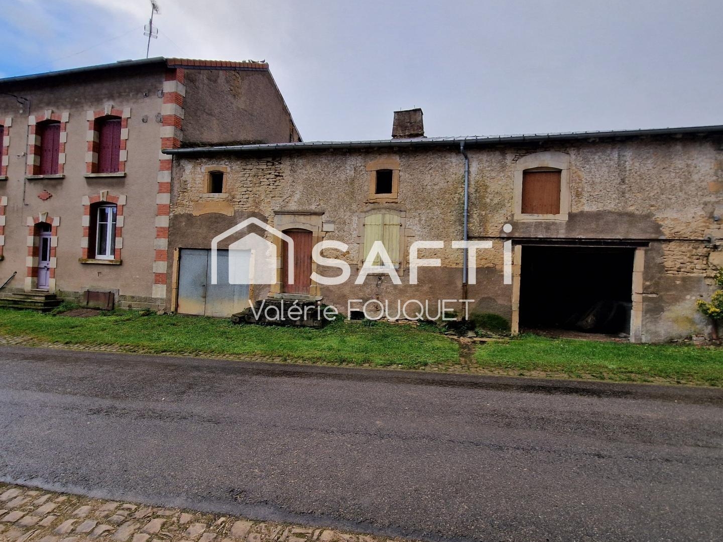 Situé à Vaudoncourt bel ensemble immobilier de caractère avec dépendances sur grand terrain