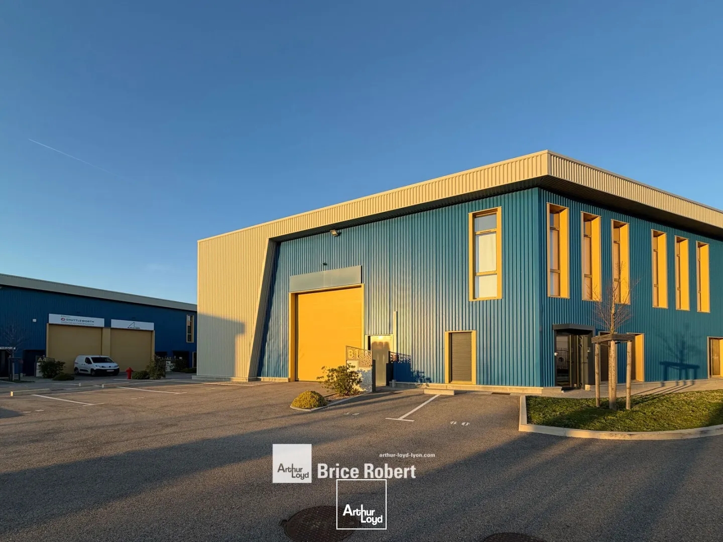 Local d'activités à vendre à Saint-Bonnet-de-Mure avec bureaux aménagés
