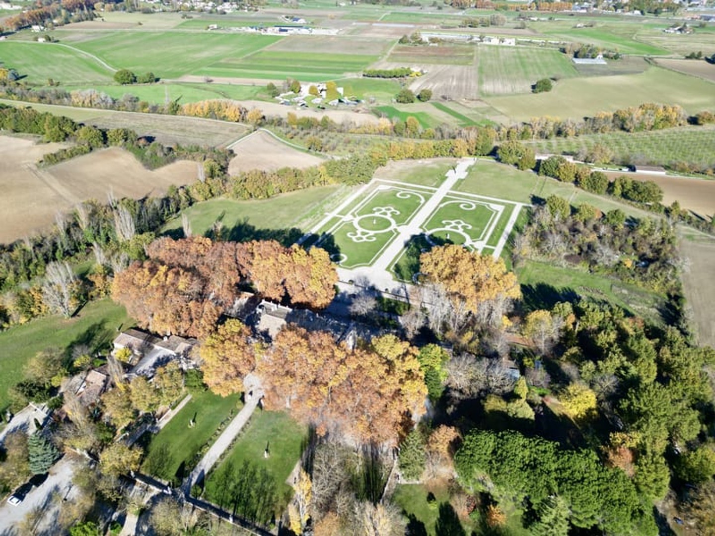 Magnifique Château du XVIIIe siècle avec dépendances
