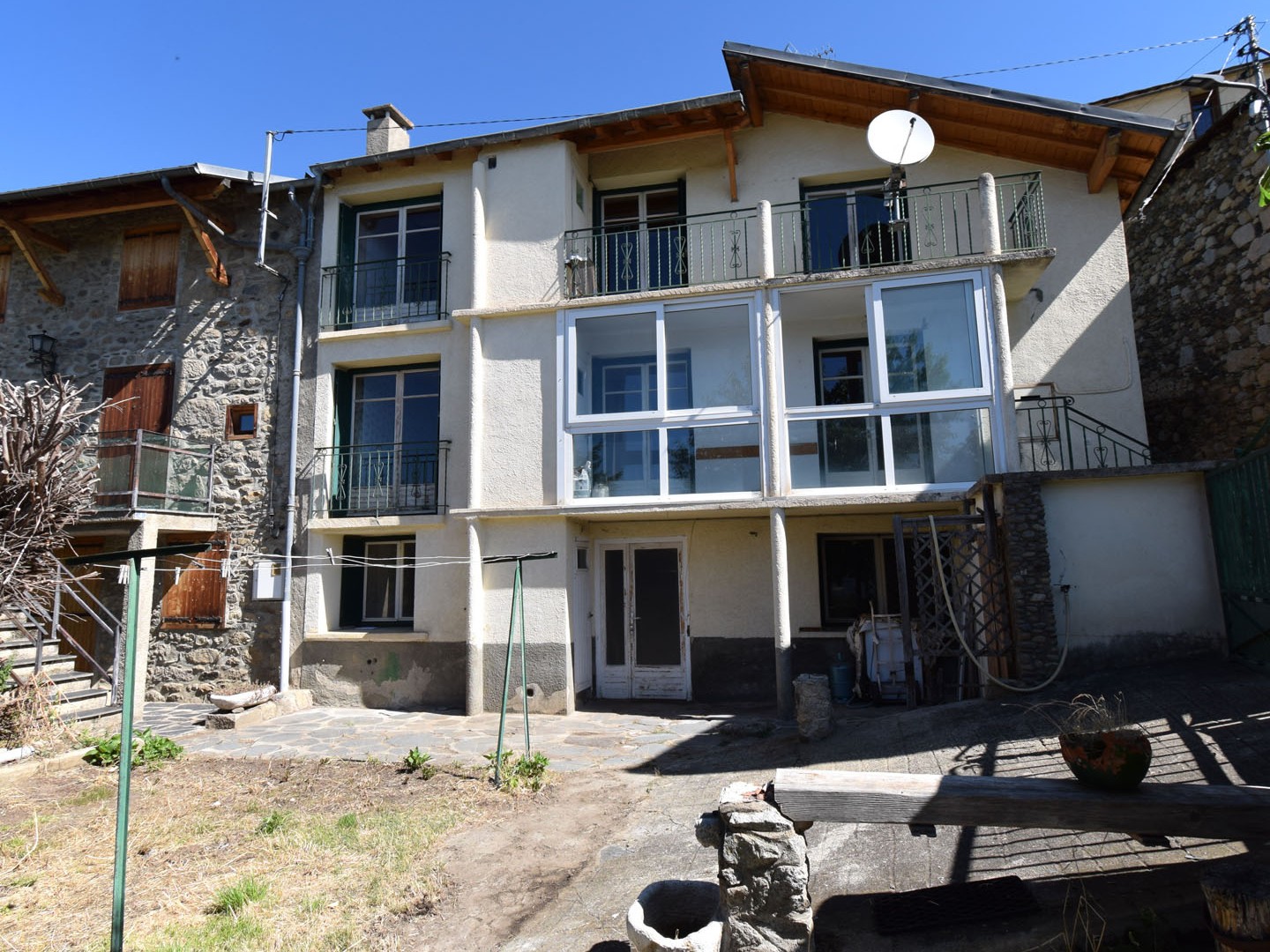 Maison à rénover avec terrain et vue montagne