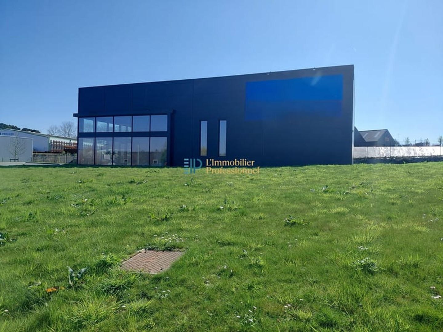 Local commercial 2 pièces 300 m²