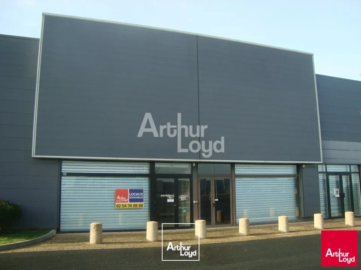 CHATEAUROUX / ST MAUR - CAP SUD - A VENDRE CELLULE COMMERCIALE - 595 m²