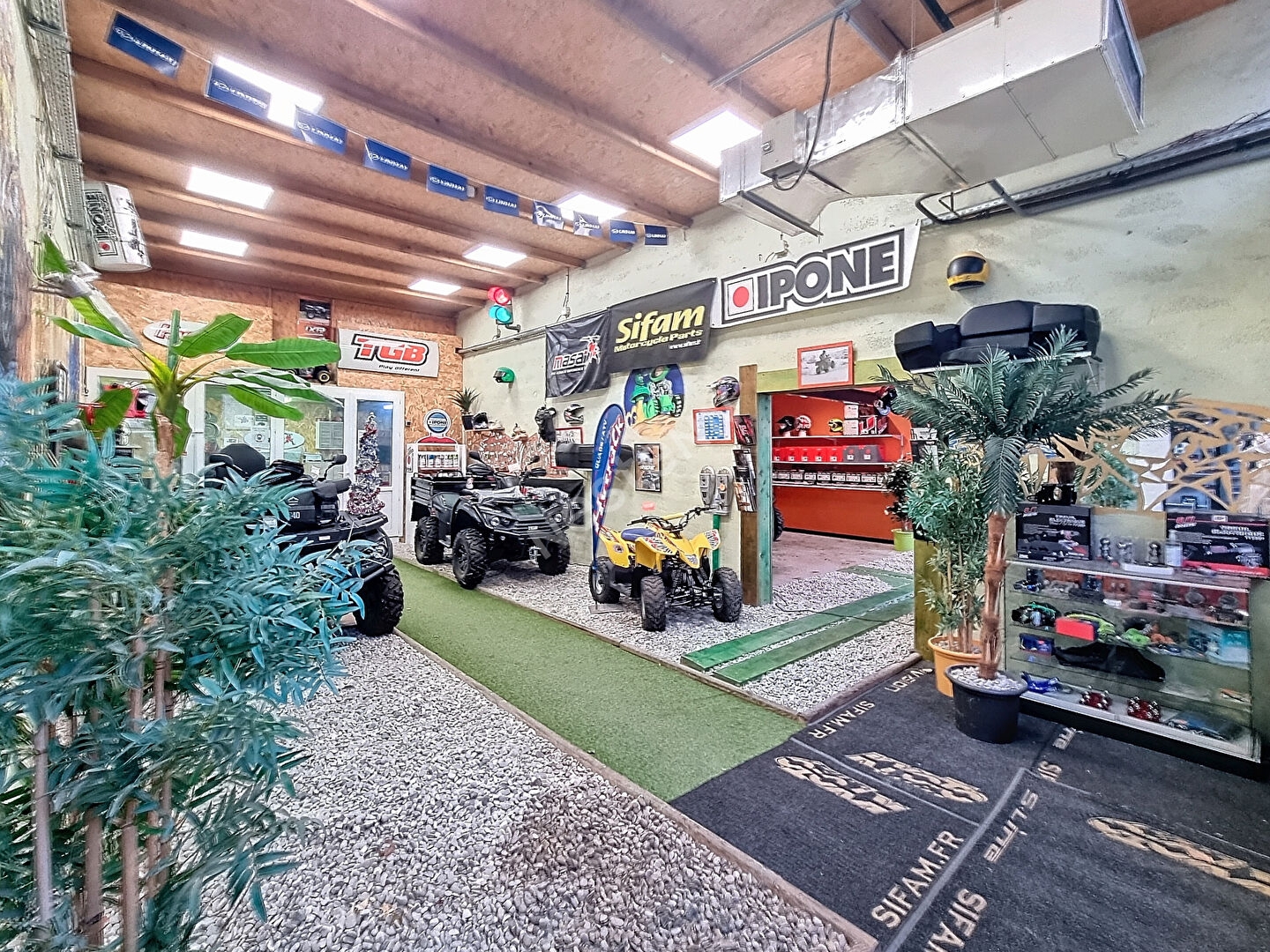 Magasin à vendre - 1 pièce - 230m2 - Cuers (83390)