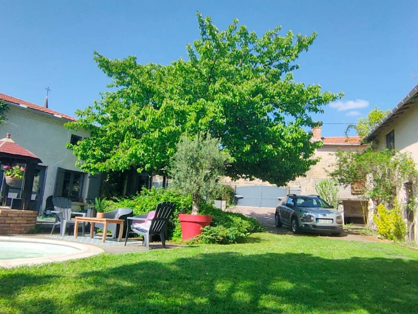 MARTRES SUR MORGE centre maison 140 m2 et ses dépendances