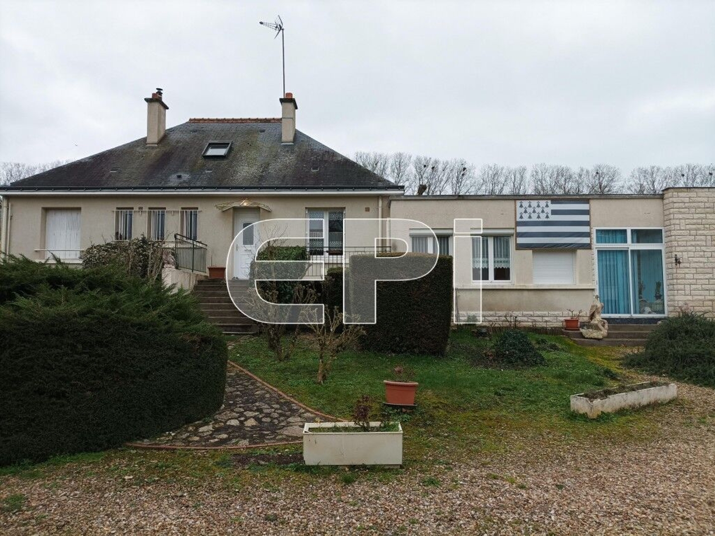 Maison d'habitation proche du centre de 282m² comprenant cuisin