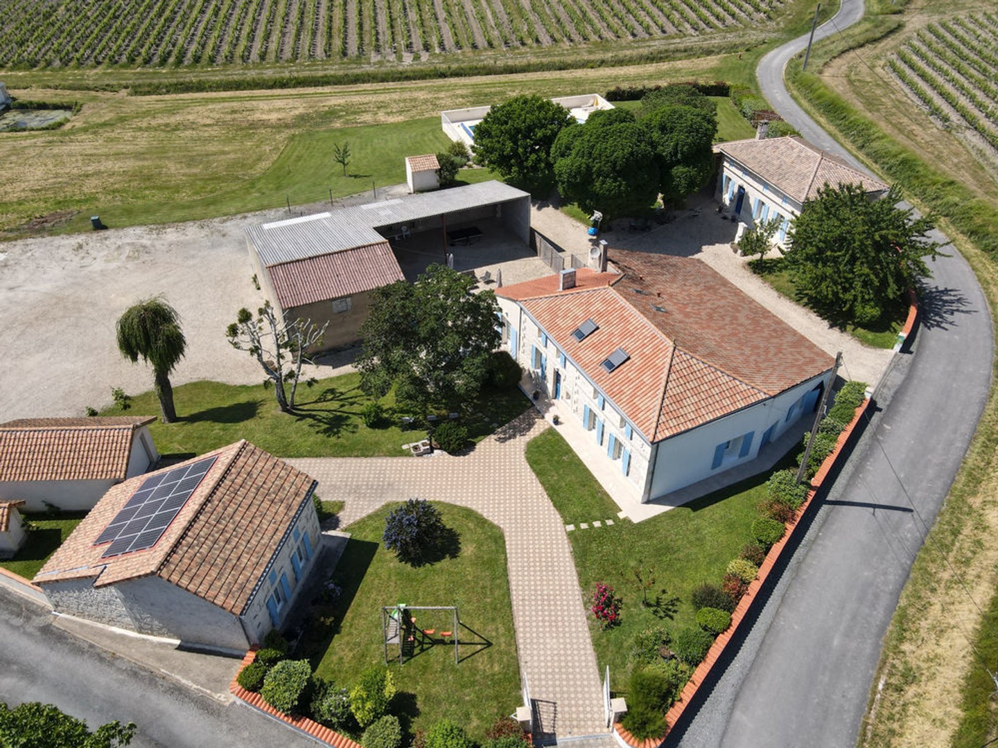 ENSEMBLE IMMOBILIER AVEC PISCINE