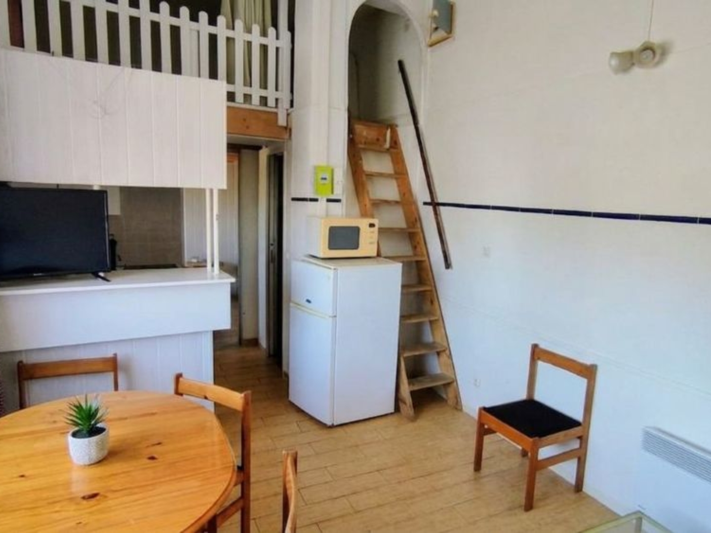 LE CAP D'AGDE: Secteur Falaises, à proximité du port et de la plage du môle (accès par la passerelle), appartement en rez de chaussée, 2 pièces/mezzanine.