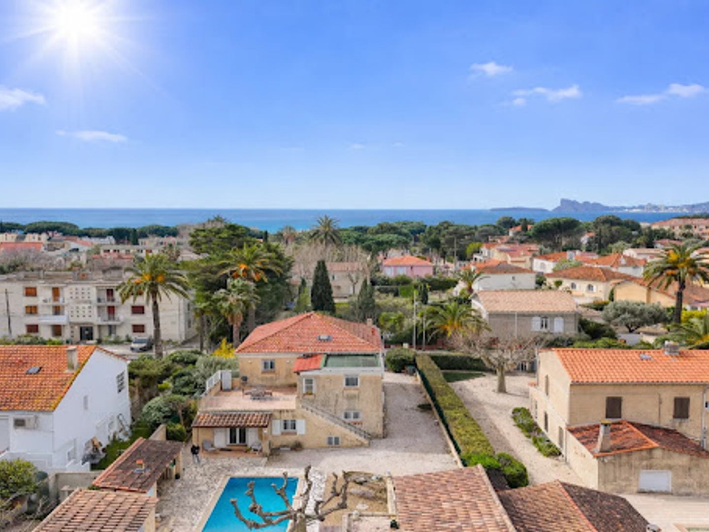 Maison à vendre - 8 pièces - 191m2 - Saint-Cyr-Sur-Mer (83270)