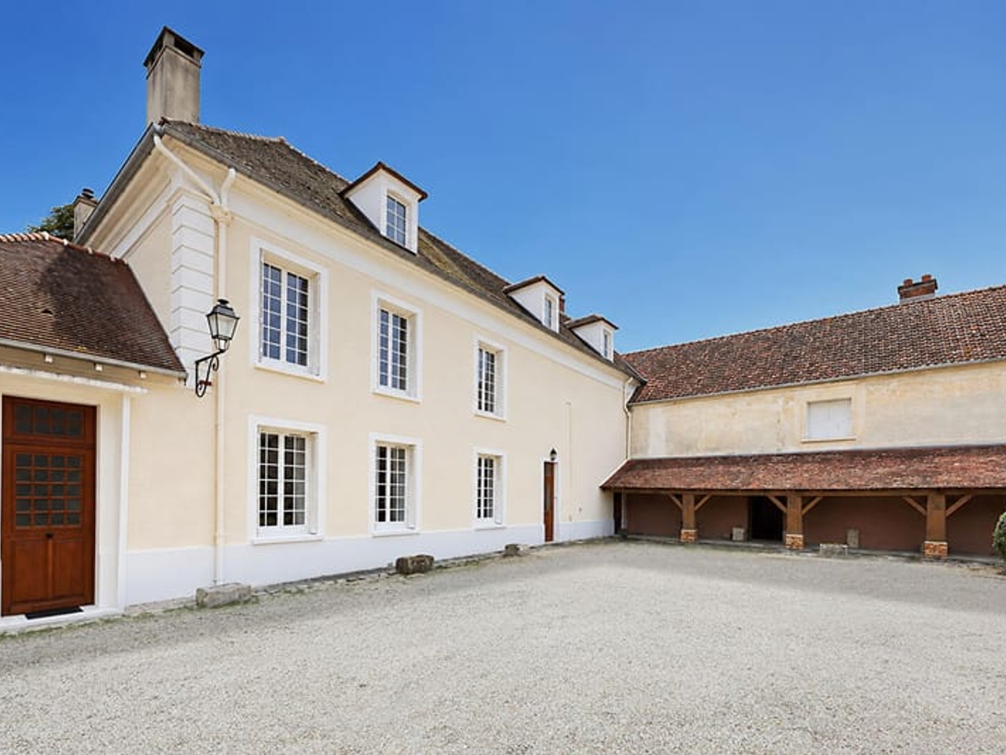 Ancien logis de charme du XVIIe et ses vastes dépendances dans un village en bord de Marne