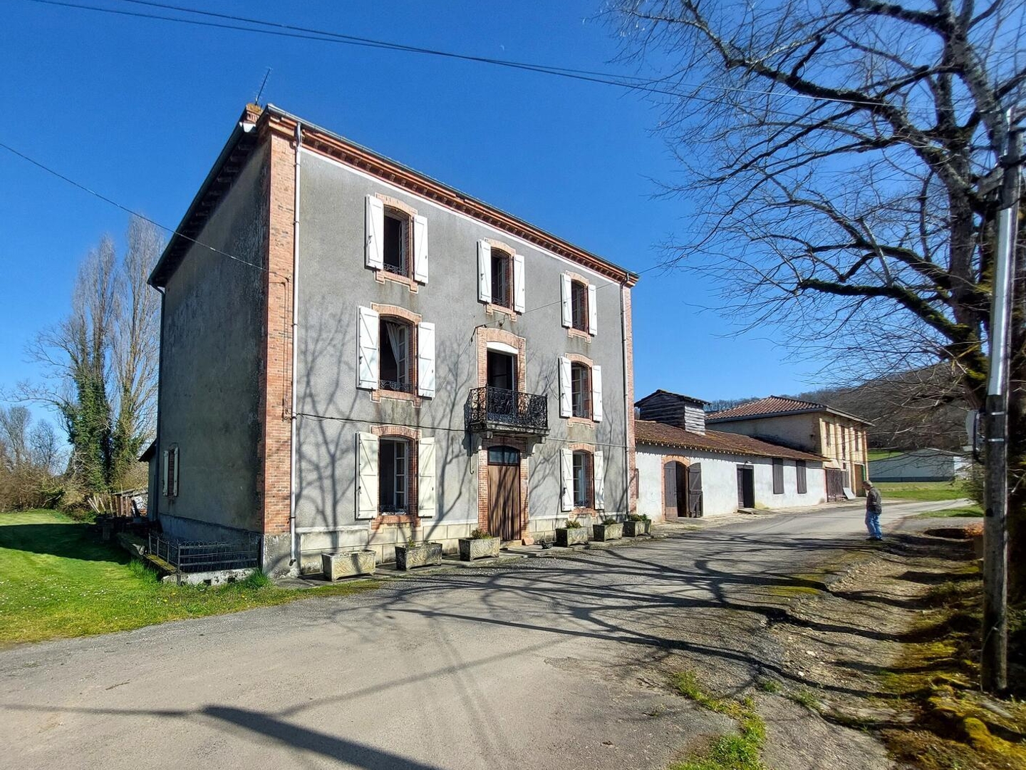 MAISON DE CARACTERE DE 230 M² ET SES DEPENDANCES - Entre AURIGNAC ET BOULOGNE SUR GESSE