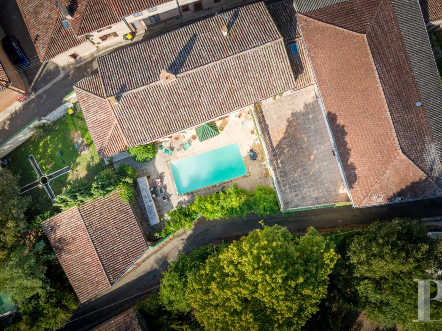À 40 min de Toulouse et de son aéroport international et 30 min de Montauban, une maison de village du 18e s. aux volumes généreux, son jardin et sa piscine