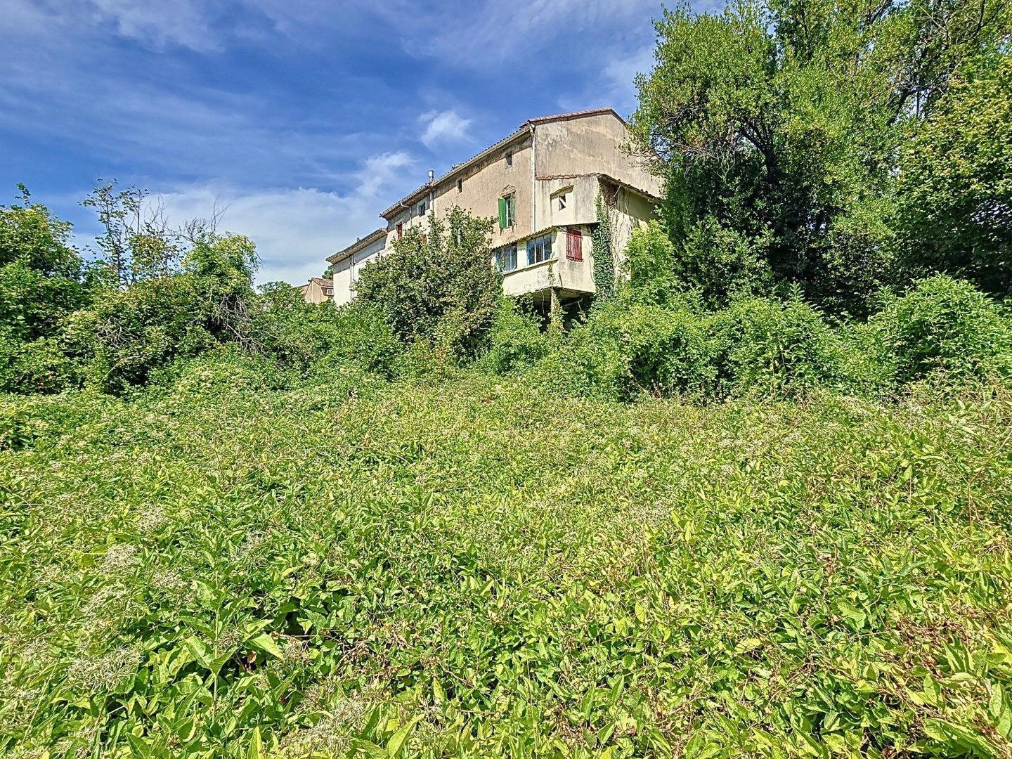 Maison R+1 avec grand terrain, garage, caves et accès rivière - Fort potentiel