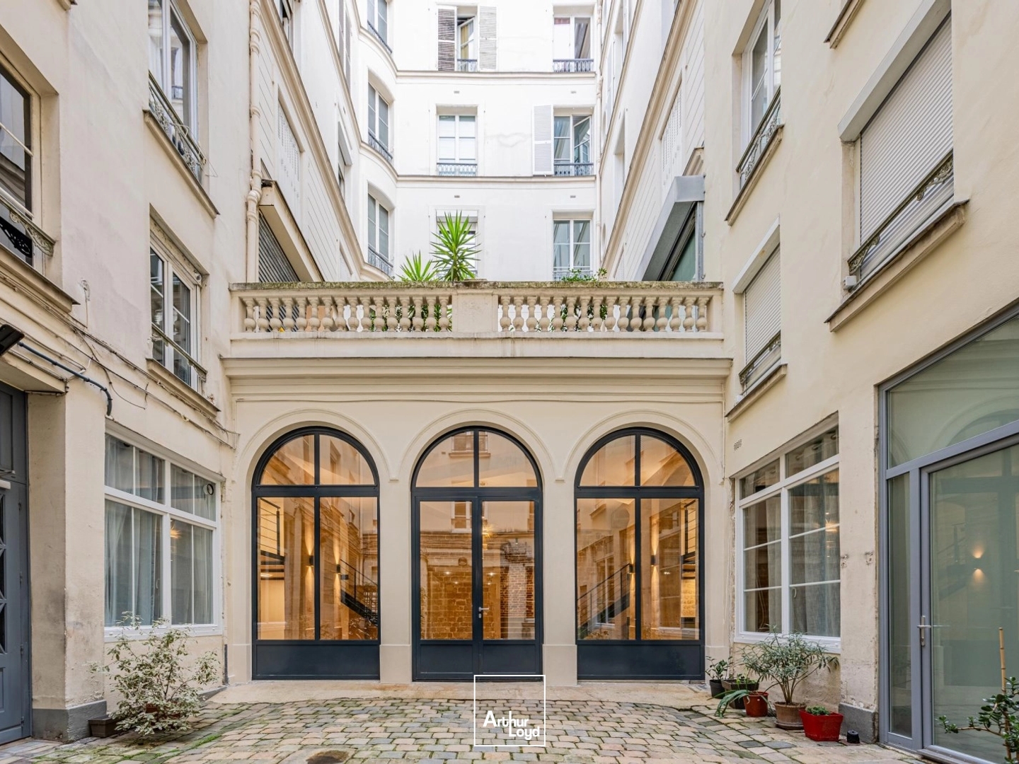 Magnifique local commercial pour showroom ou galerie d'art, proche Place de la République