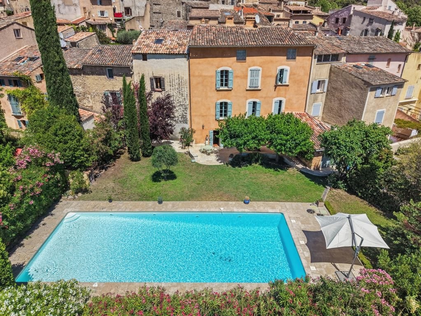 Villecroze - Élégante maison de village avec jardin et piscine d