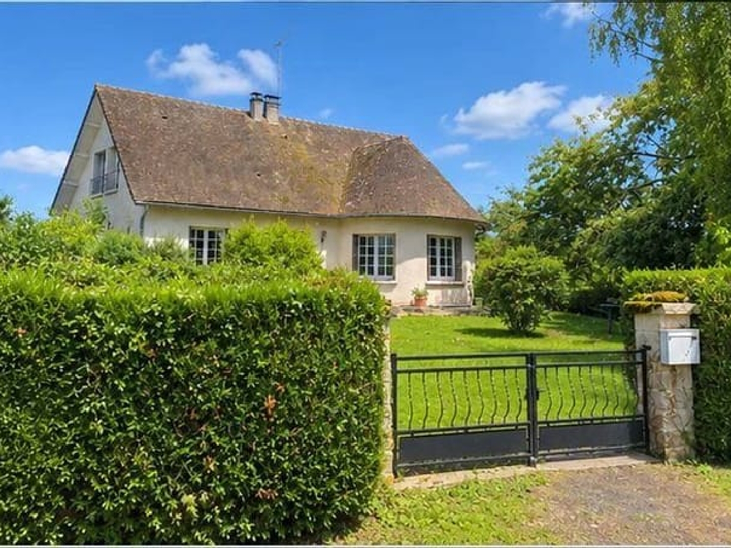À vendre : maison familiale (6 chambres) à Saint-Martin-l'Ars - 86