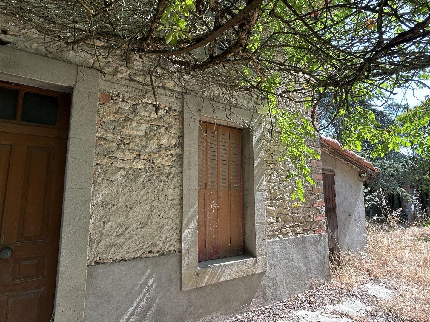 À Bram (11), maison en pierres apparentes à aménager sur un