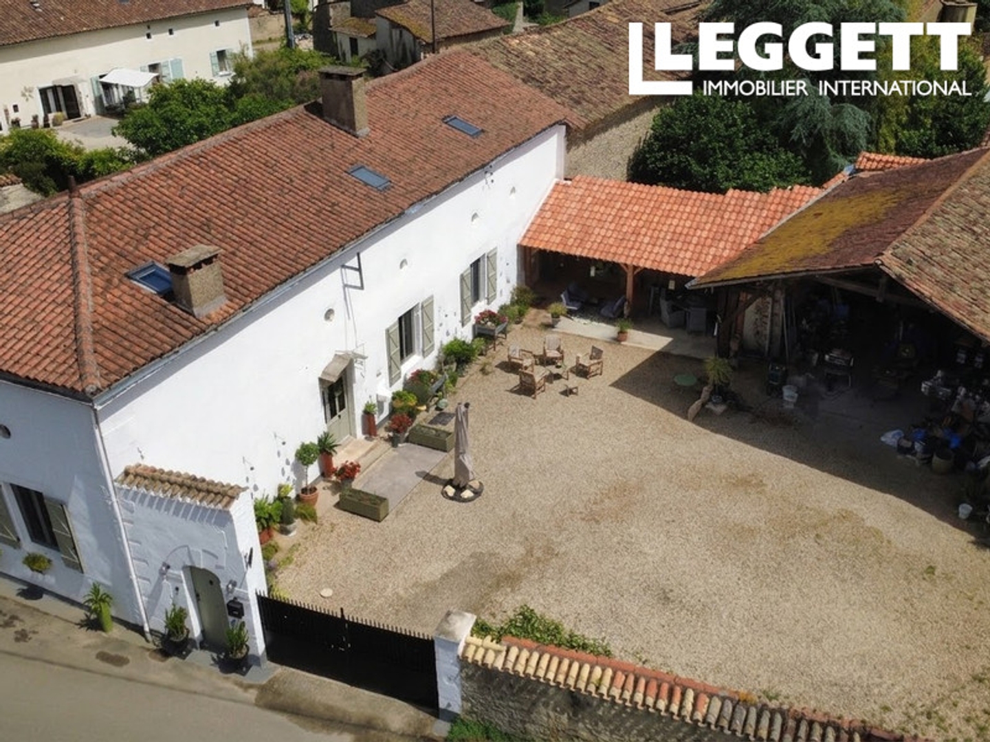 Demeure de charme rénovée 225 m² ? Potentiel exceptionnel ? Hameau calme à 10 minutes de Civray et de Ruffec