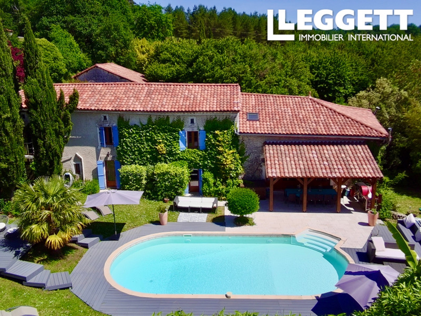 Spacieuse maison idéale pour famille ou pour des chambres d'hôtes. Situation paisible, vues, piscine et jardin