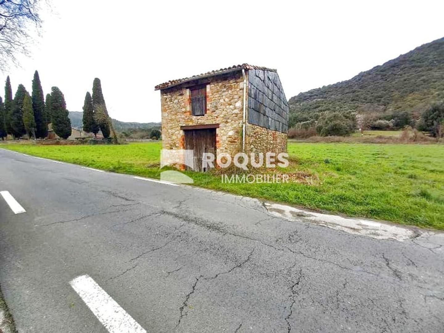 A Vendre, St GERVAIS sur mare, terrain agricoles supportant un mazet en pierre .