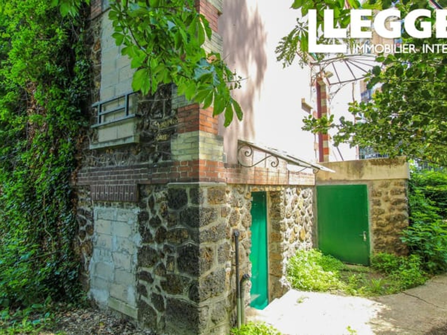 Idéal Maison ou Guinguette sur de 1008m2 d'espace boisé en angle avec sa maison à 400m du centre ville (L9)