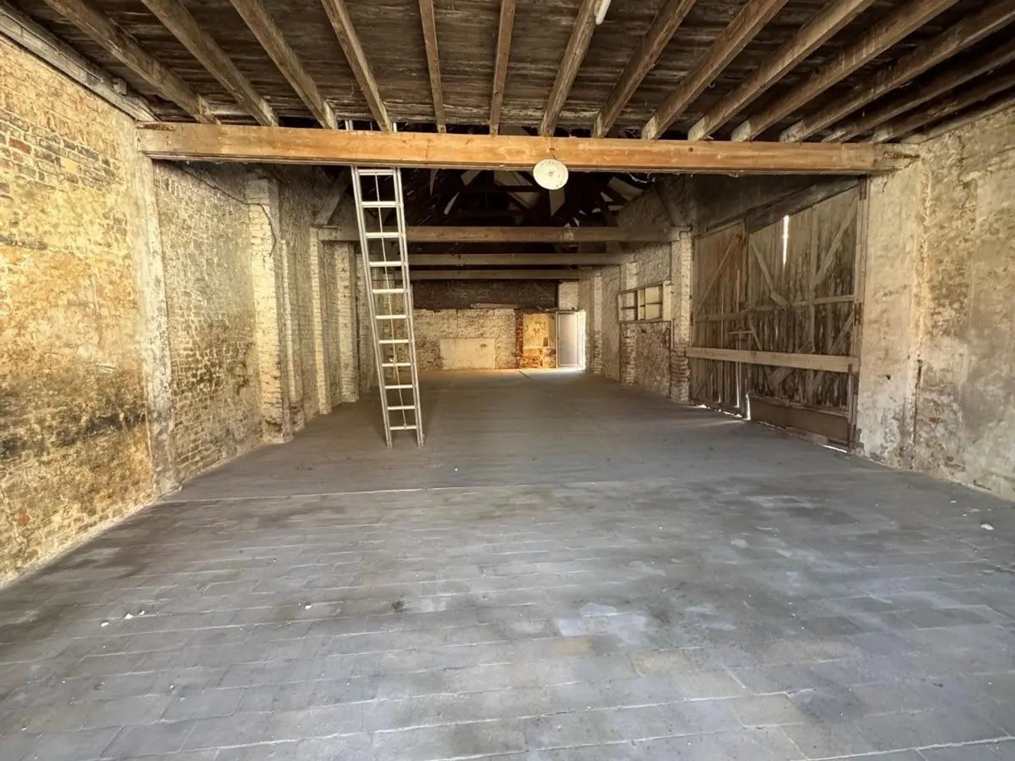 Local 1 pièce 150 m²
