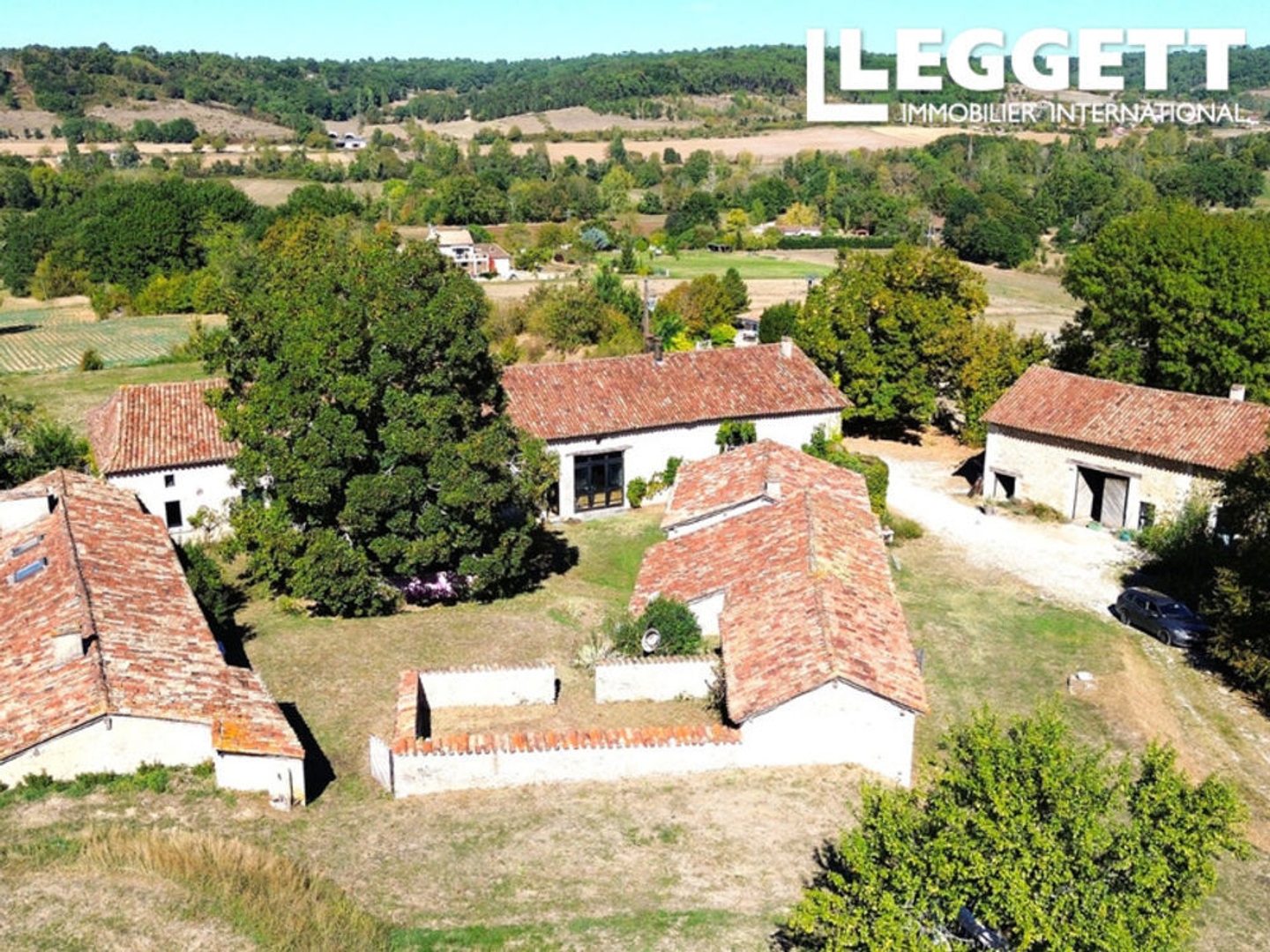 Bel ensemble immobilier de 20ha avec deux maisons, un gite, dépendances , préau .