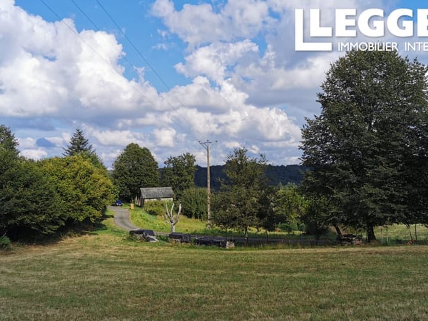 Terrain constructible, 2000 m2 , avec permis de construire et plans d'architecte. Une vue imprenable !