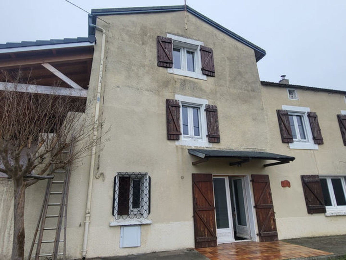 GRANDE MAISON AVEC BEAU JARDIN DANS LA MONTAGNE NOIRE