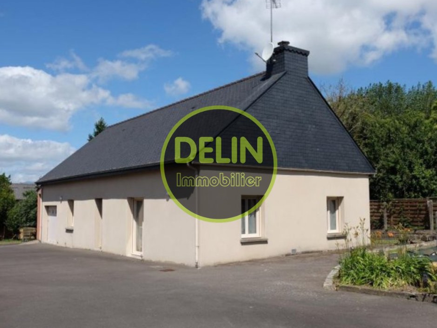 Maison de plain pied à Bourgbarré, 3ch, sur 1440m2 en centr