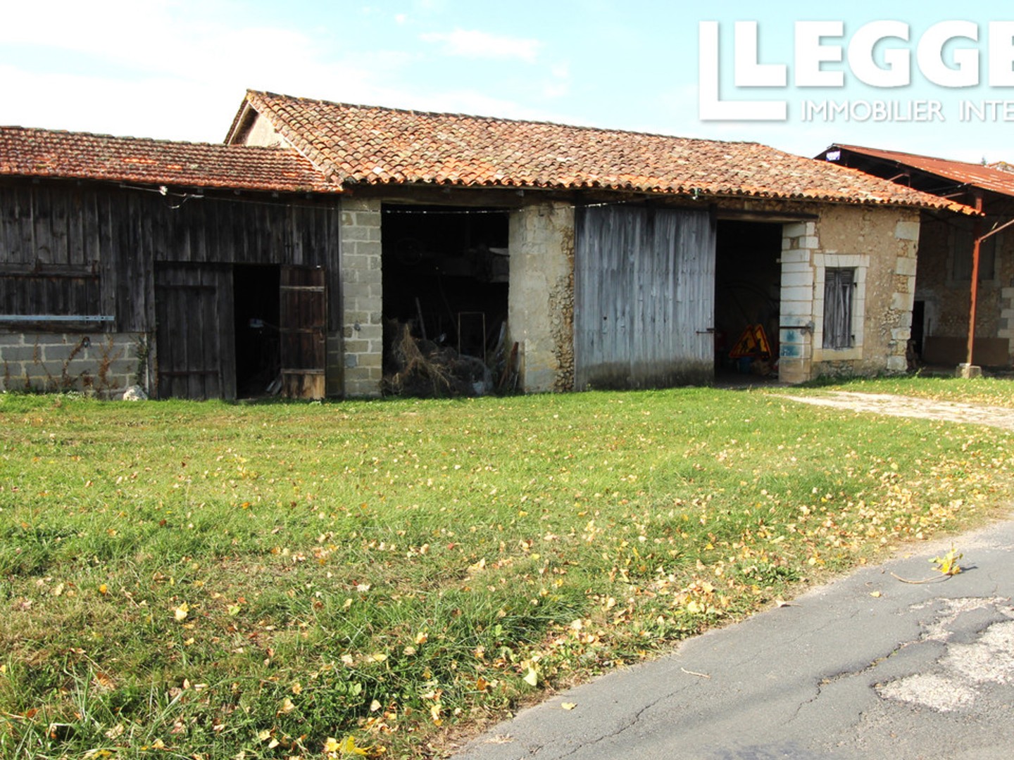 Ensemble granges avec terrain de 12224 m².