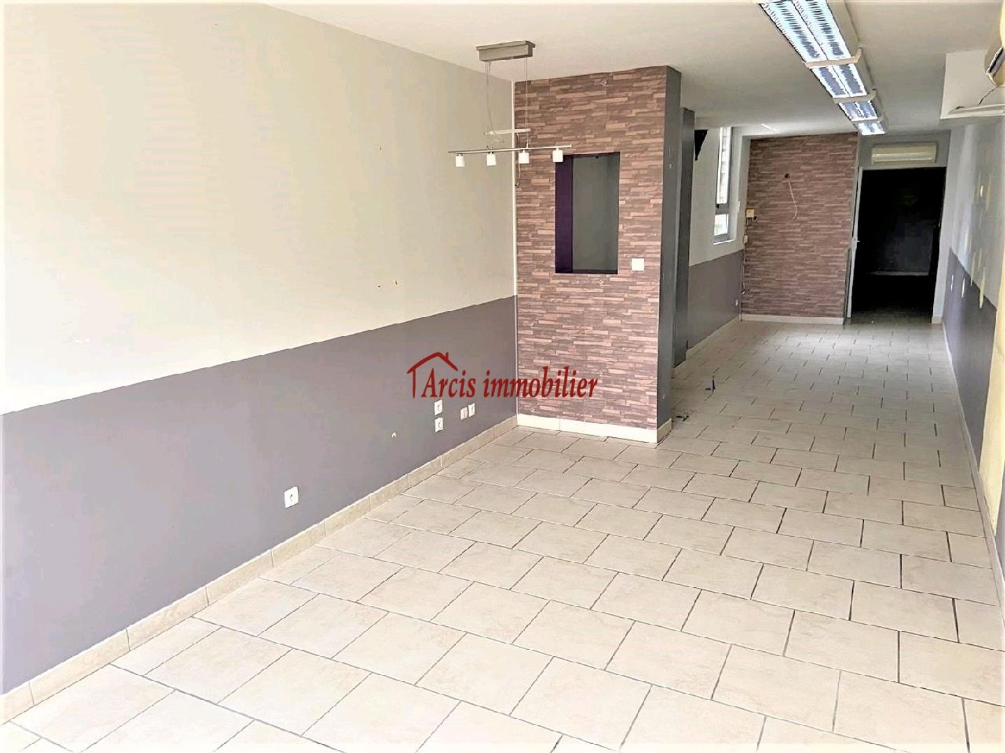 Magasin à vendre - 3 pièces - 57m2 - Arcis-Sur-Aube (10700)