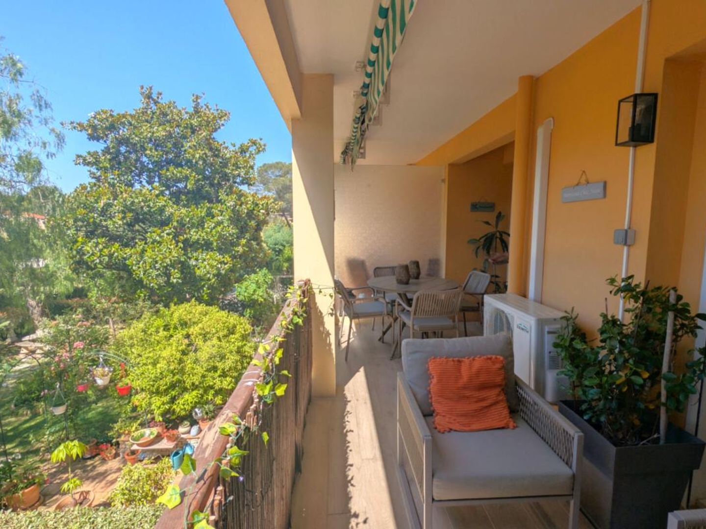 GRAND T2 AVEC TERRASSE PARKING ET CAVE . EMPLACEMENT EXCEPTIONNEL AU C?UR DE BOULOURIS