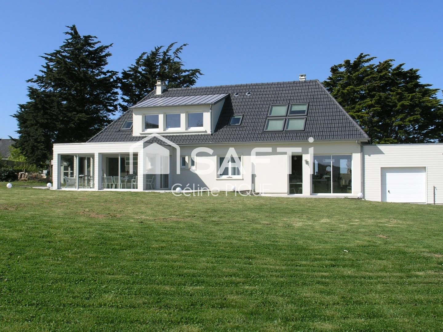 Maison d'habitation et gîte vue mer de toutes les pièces avec grand terrain.