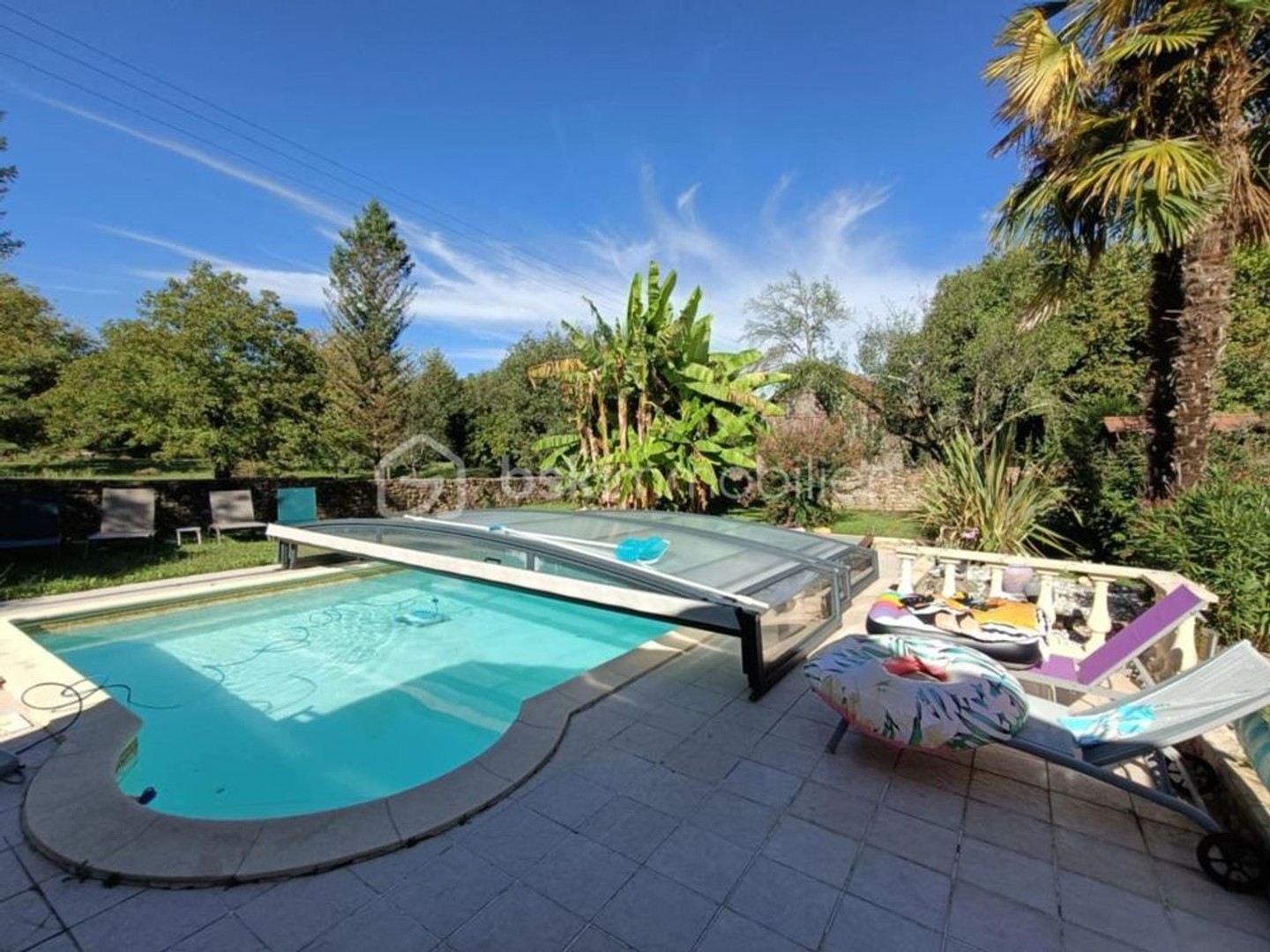 Magnifique Ensemble Immobilier en Pierres Entièrement Rénovée Comprenant 1 Longère, 1 Gite, 1 Grange et 1 Piscine sise au Coux e