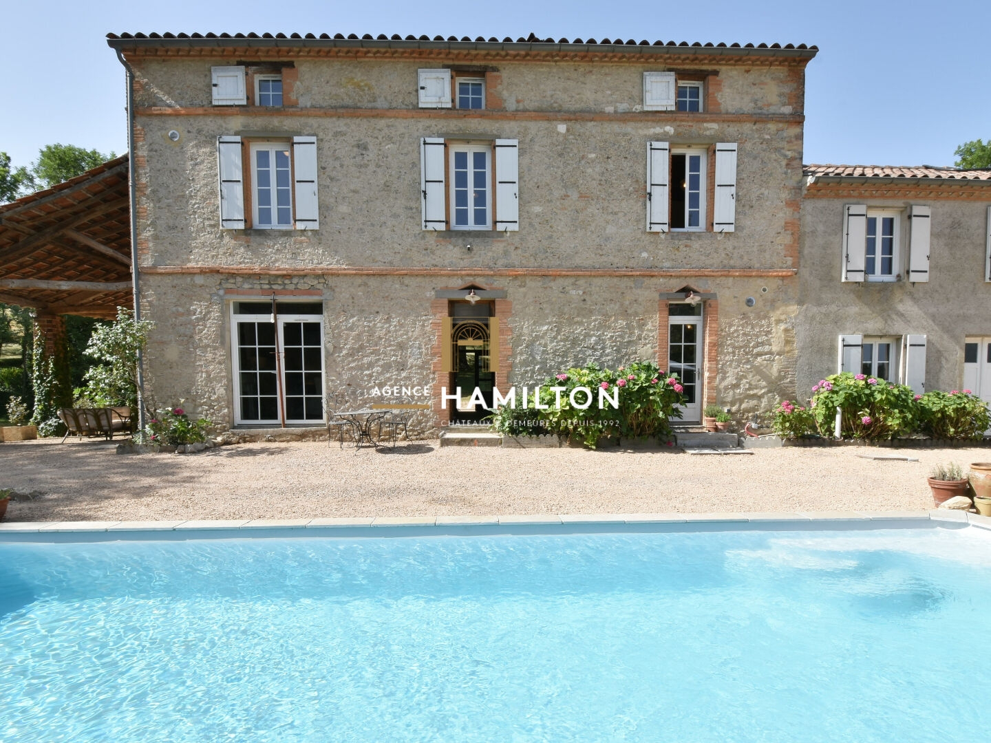 DOMAINE DU XIXe SIÈCLE AVEC VUE SPLENDIDE, PRESTATIONS ÉCO, PIGEONNIER ET PISCINE