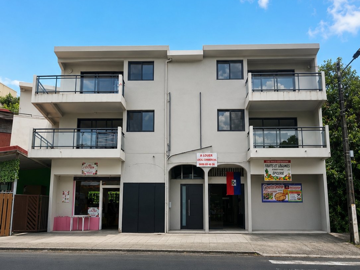 À VENDRE Ensemble immobilier de 3 locaux commerciaux Le