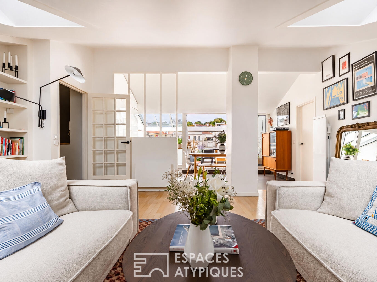 Penthouse confidentiel et terrasse plein ciel face au clocher du vieux Saint-Cloud.