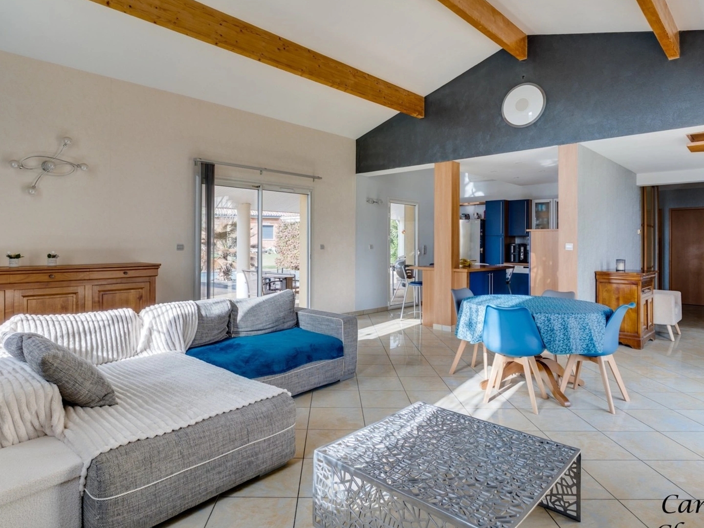 Maison 135m², 4 chambres, 2 SDE, piscine, garage, panneaux solaires, climatisation, cheminée, isolation combles récente.