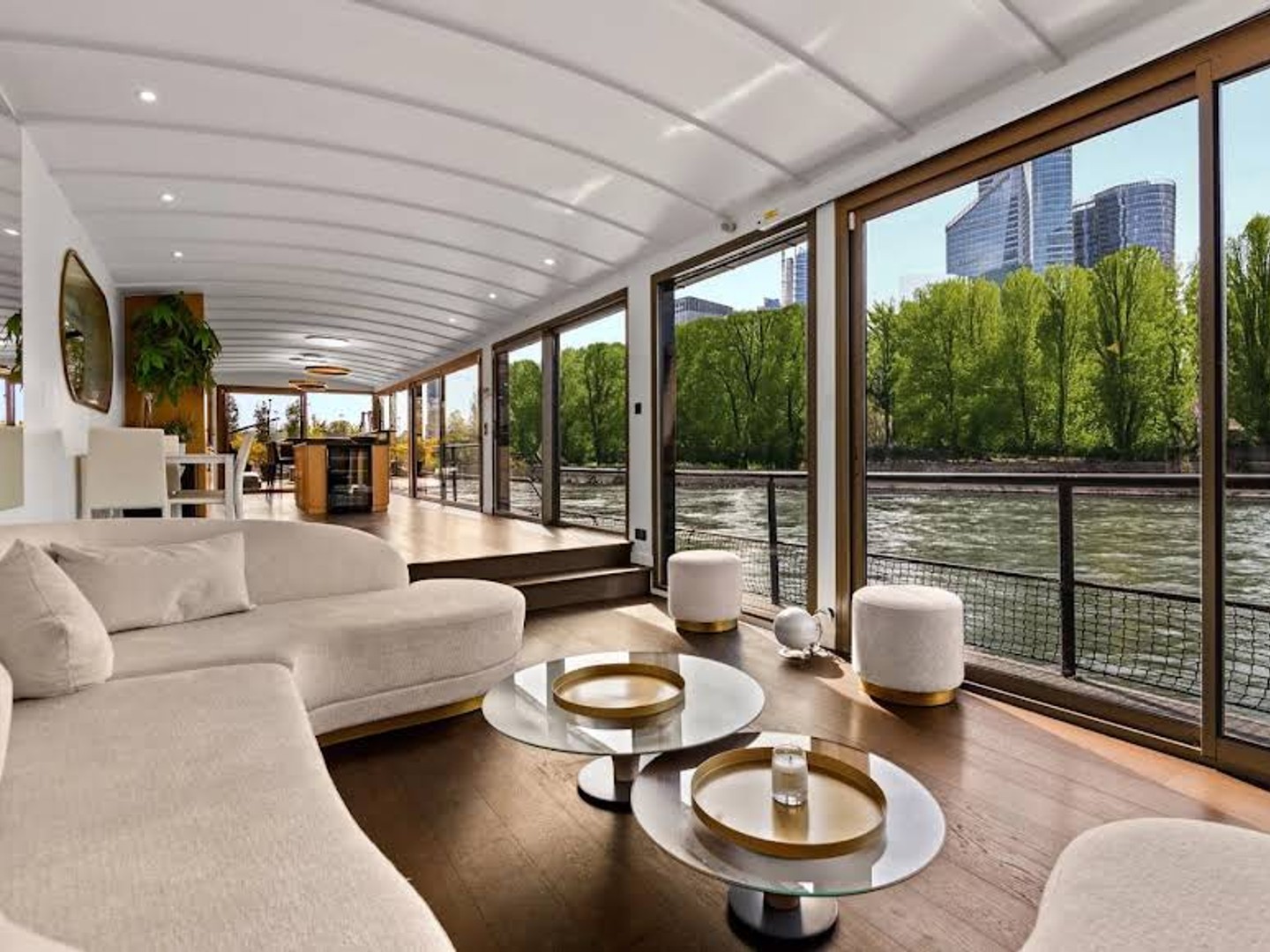 Péniche 8 pièces 265 m²