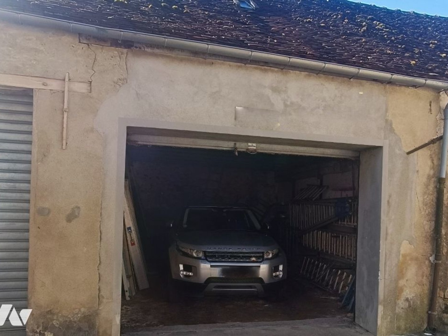 Centre du village de Voulx, garage d'environ 35 m² fermé idéal pour une voiture ou stockage