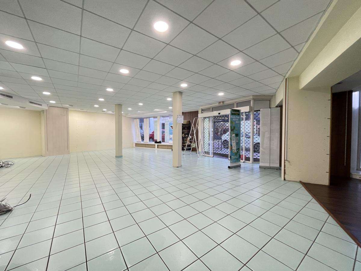 Local commercial 290 m²