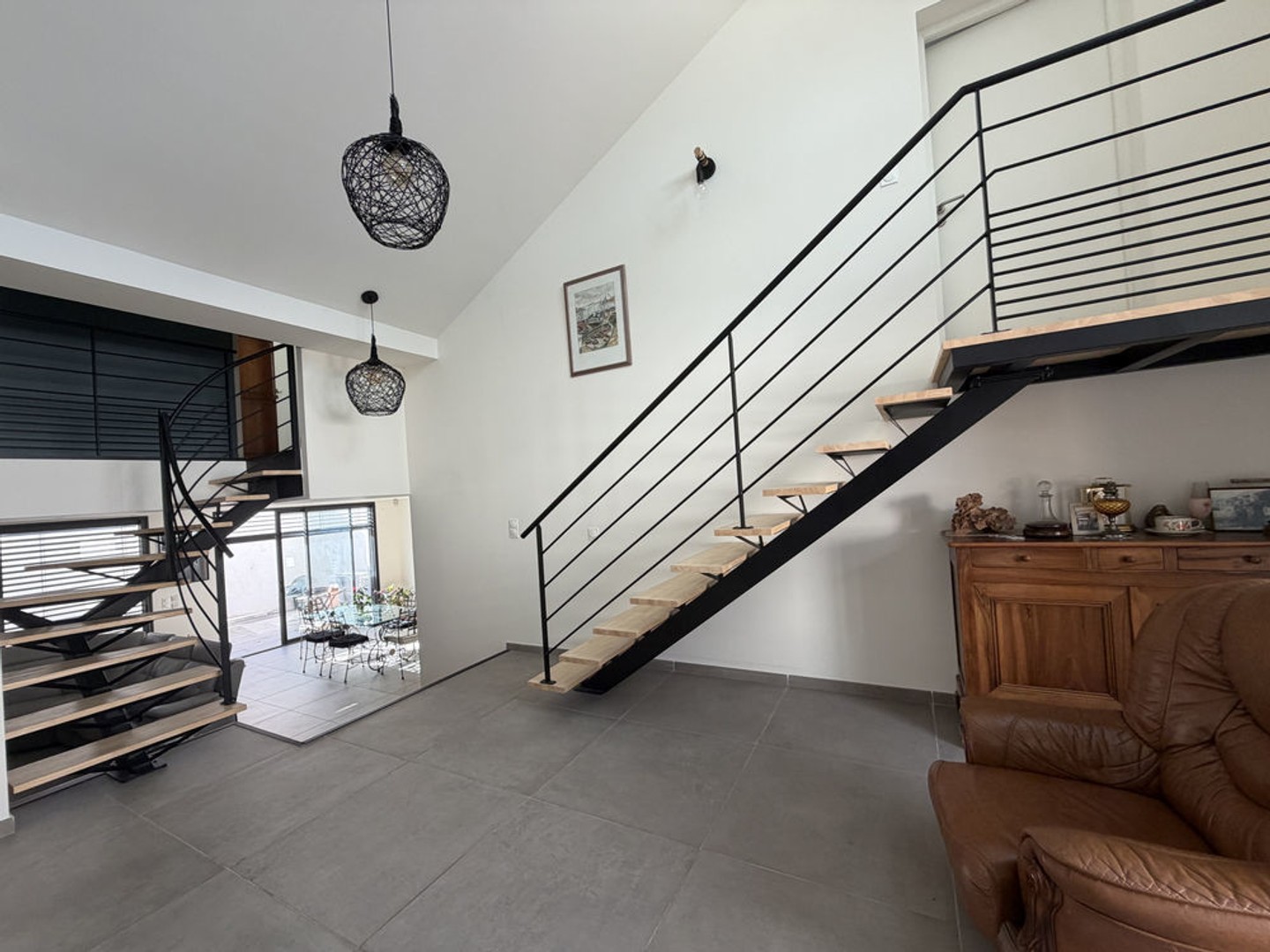 BIEN D'EXCEPTION MAISON DE VILLE DE 140 M2 AVEC TERRASSE PRIVATIVE SANS VIS A VIS ET 140 M2 DE DEPENDANCES