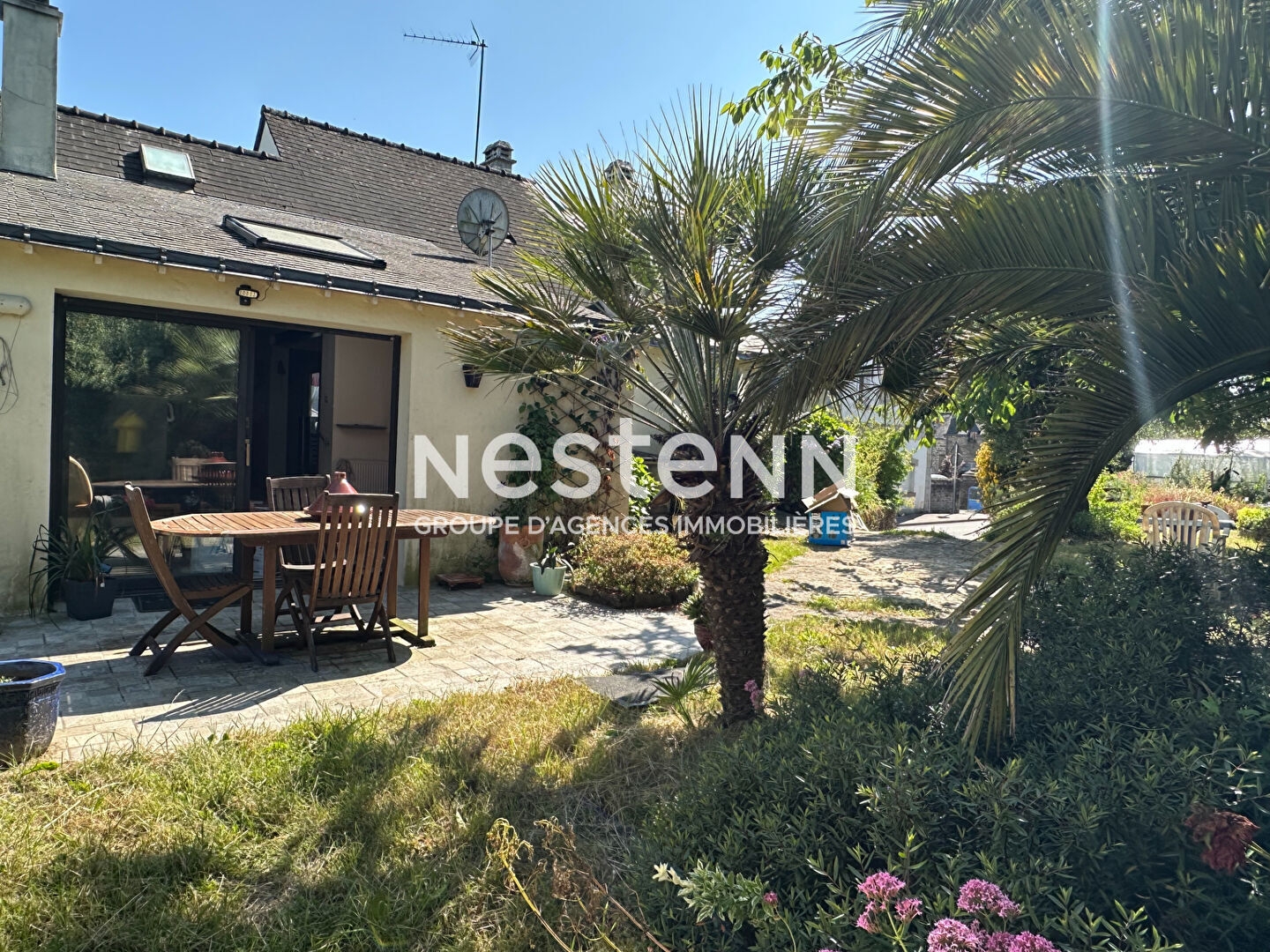 Centre bourg Limerzel, maison atypique et charmante 107 m² hab , garage 90 m² et jardin intime !