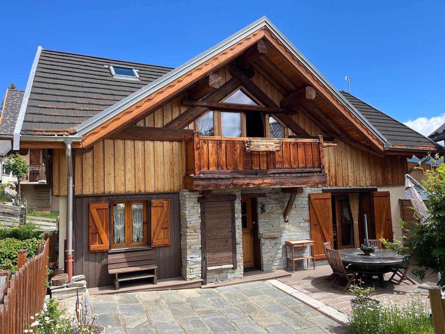 ALBANNE Un véritable coin de paradis vous attend au coeur de ce charmant village, au pied des pistes et du vaste domaine skiable des Karellis Cette magnifique maison individuelle de style chalet, d'une superficie d'environ 100 m2, offre 2 belles terrasses