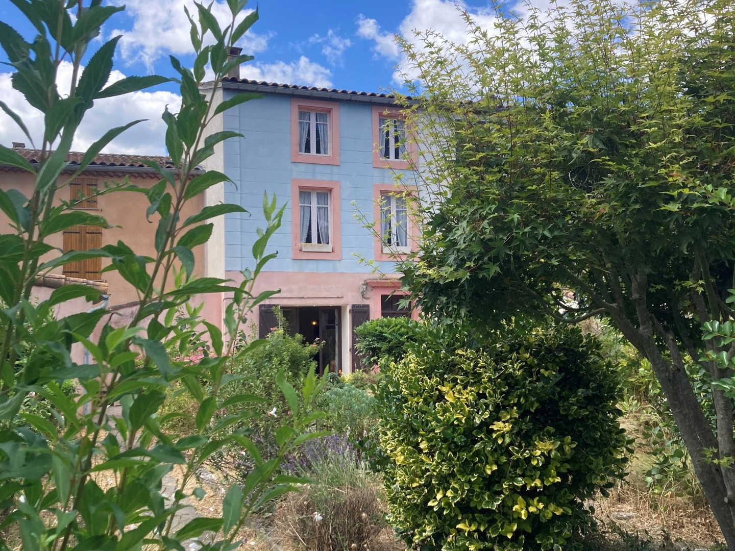 Dans village vivant, charmante maison en bon état avec jardi
