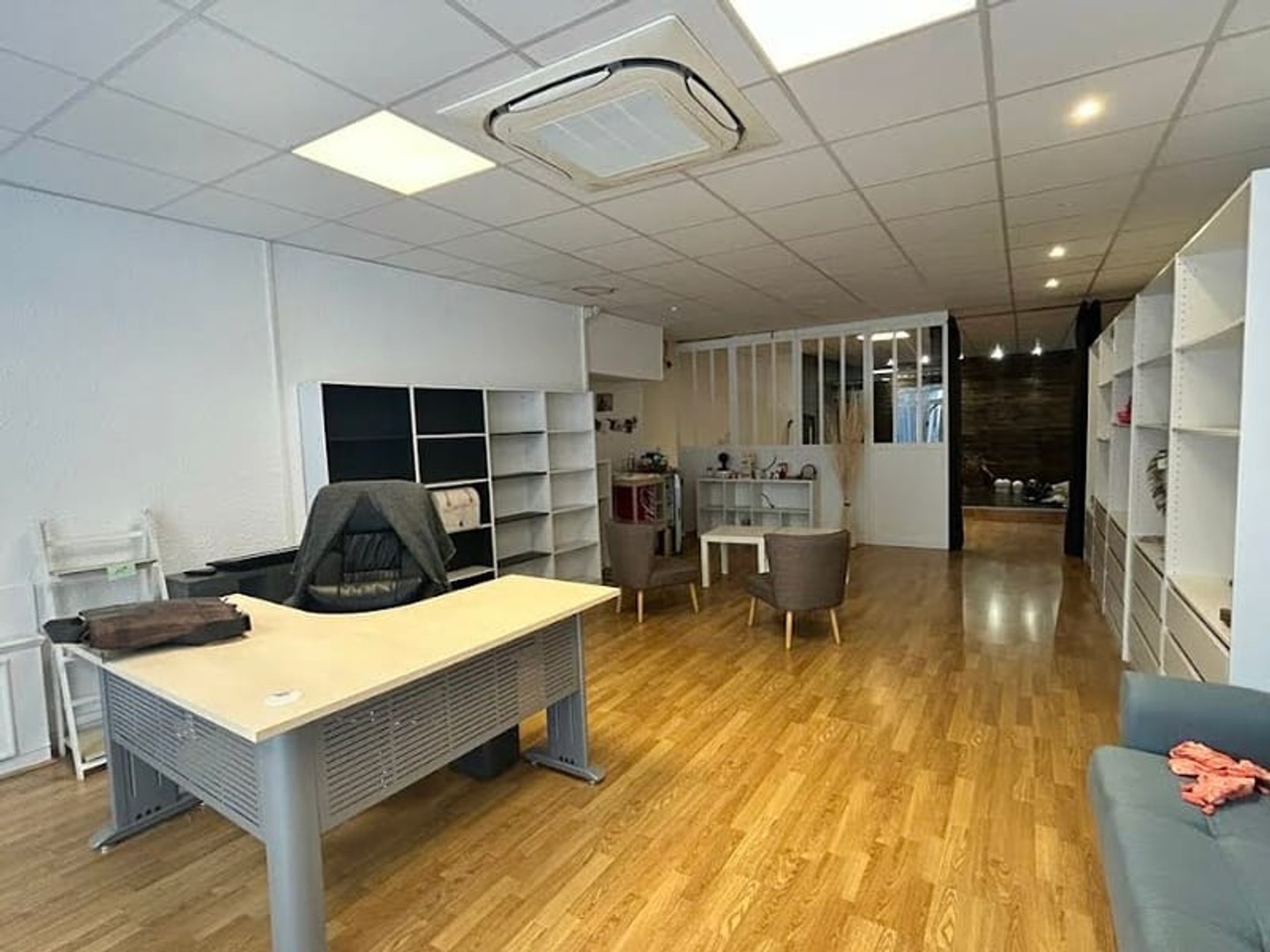 Local commercial 3 pièces 142 m²