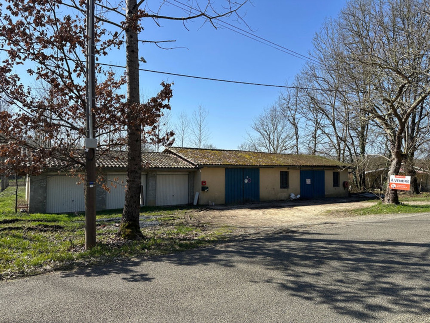 Ensemble de 5 garages, sortie de village