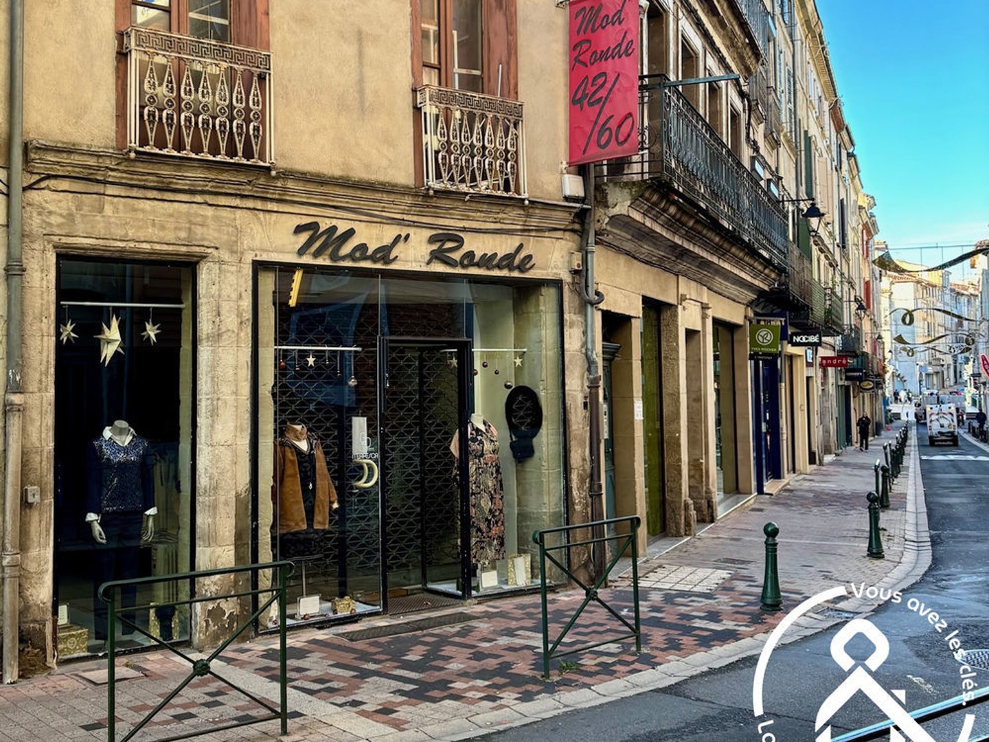 Local commercial loué, rue commerçante