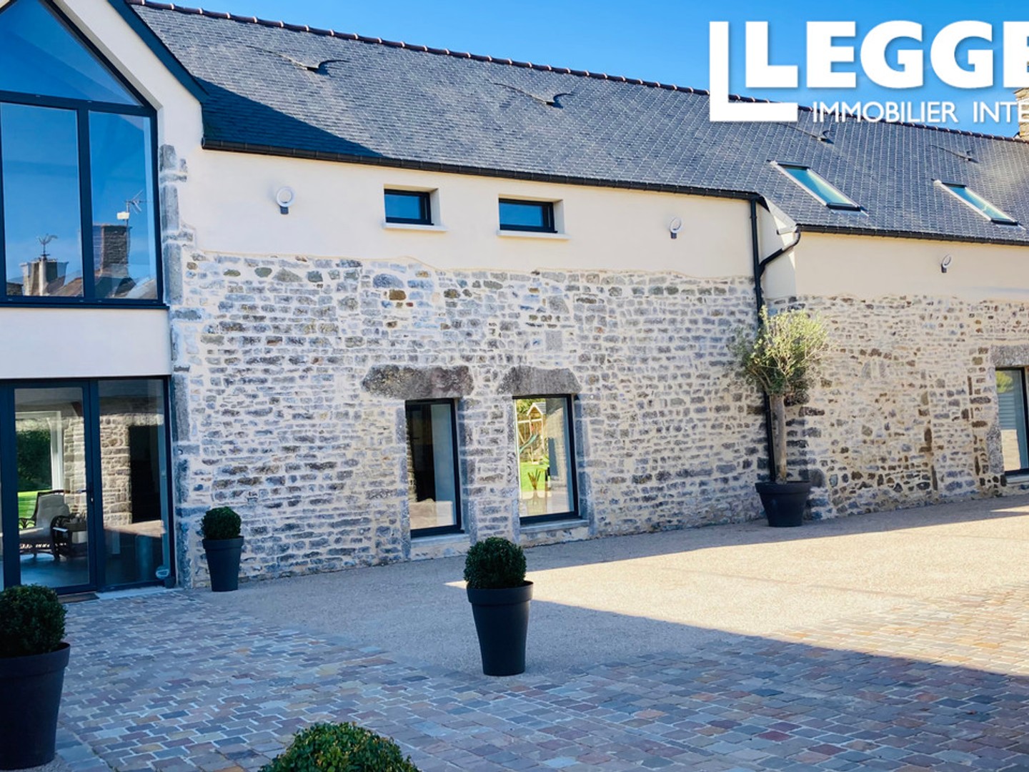 Domaine d'exception- Ensemble immobilier composé de 4 maisons d'habitation. Prestations haut gamme
