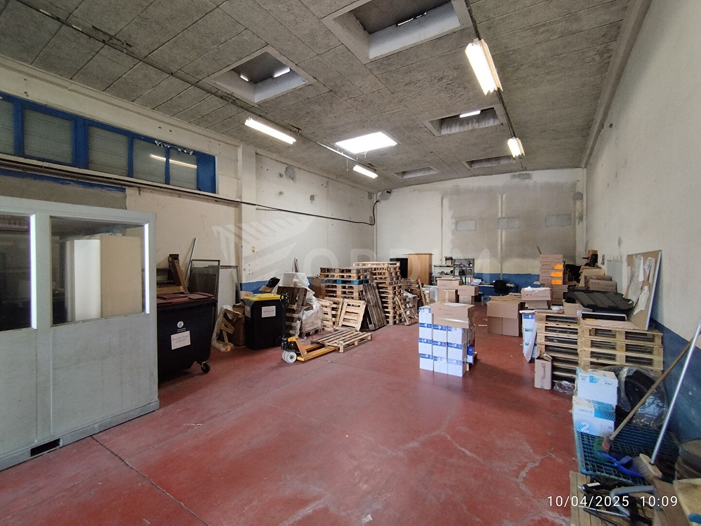 AUXERRE - 30 AV JEAN MERMOZ - LOCAL DE 223M² - GARDIEN VIDEOS...